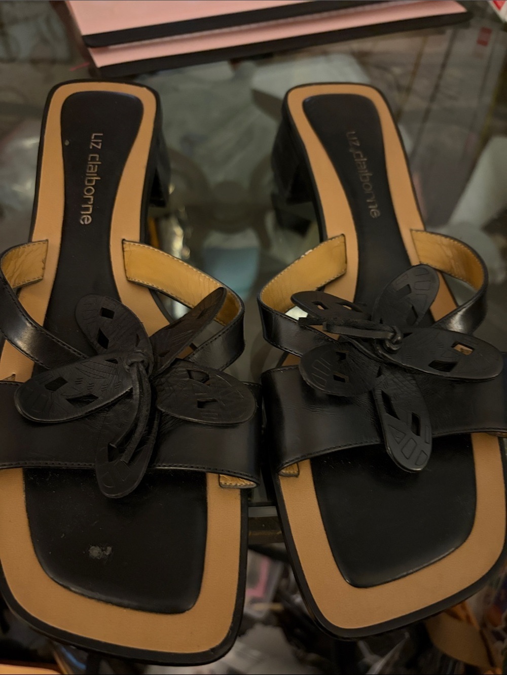Vintage Liz Claiborne soft,leather black and tan mule 2” heel 9M. Leather flower